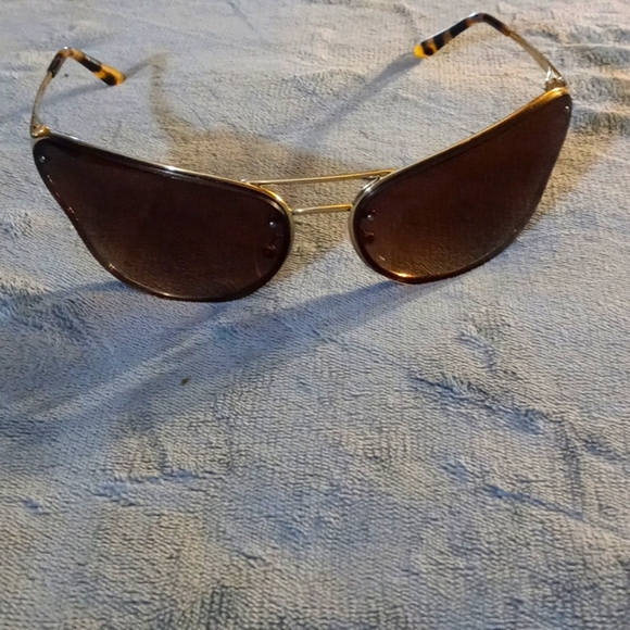 Ladies Prada sunglasses - Picture 5 of 7